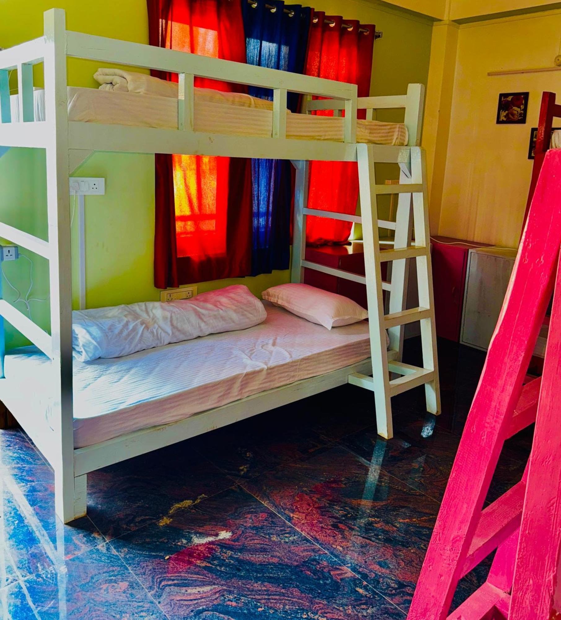 Xtsy Travellers Hostel Shillong Exterior foto